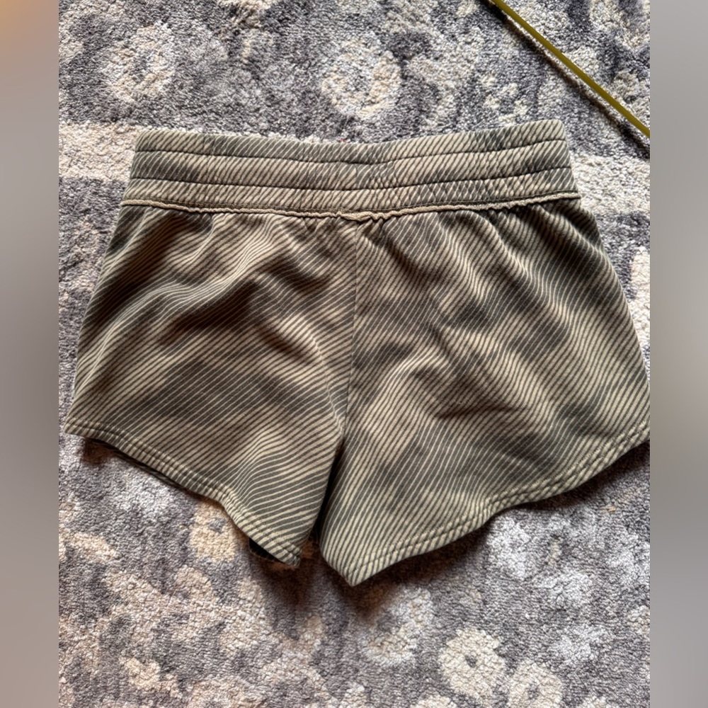 Under Armour Women's Green Athletic Shorts Longhorns - Picture 9 of 10
